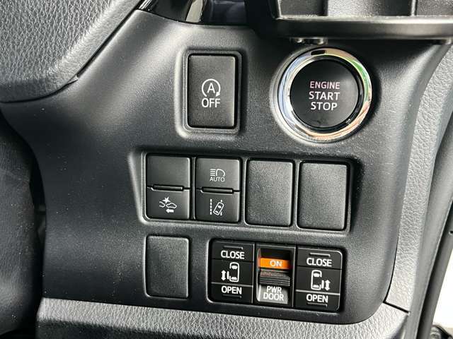 ステアリングの右下にはプッシュスタートボタンや両側パワースライドなど各種スイッチが配置されております！