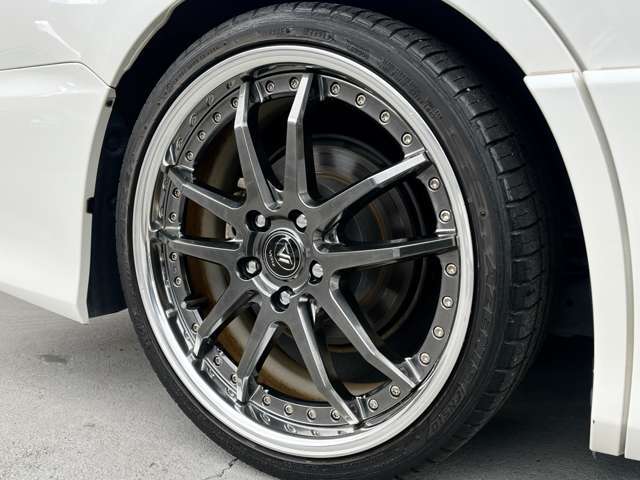 KUHLオリジナルブランド、VERZ-WHEELSからKCV04を装着！19インチのクリスタルブラックが足元を引き締めてくれます！お好みでホイールの変更も承りますよ！