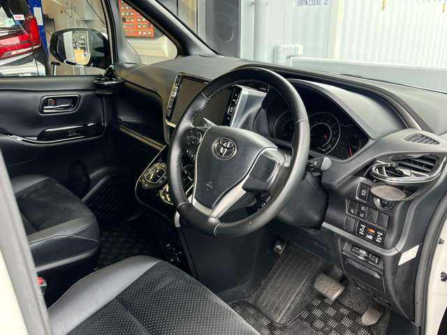 内装シートも綺麗な状態で御座います。追加でシートカバーの装着も可能ですので車内もアレンジすることができます。フロアマットはKUHLオリジナルブラックフロアマットを装着しています。