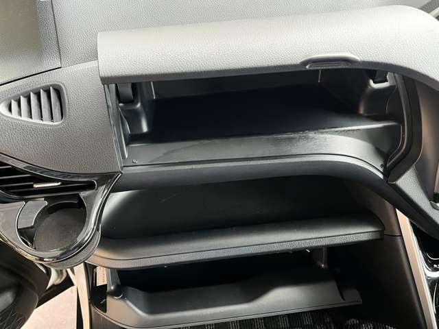 助手席の前にはグローブボックスの上部にも収納スペースが確保されており多目的にご利用いただけるのも便利ですね！