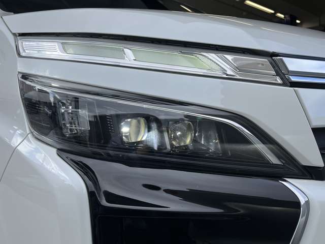 純正のLEDヘッドライトが装着されております！！細目でカッコよく純正でスポーティー仕様で御座います！！オートハイビームも搭載されており、夜間のドライブも安心して走行頂けます！！