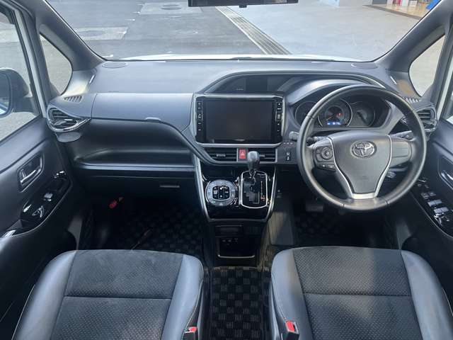 内装は上級グレードSZ煌IIIにて純正でホワイトステッチをアクセントにブラックのハーフレザーシートが装着されます。ナビゲーションはアルパインの11型ビックXをインストールしてあります！