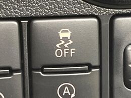 【横滑り防止装置】車両の横滑りを感知すると、自動的に車両の進行方向を保つように車両を制御します。雨の日など滑りやすい路面状況でも安全な運転が可能です。