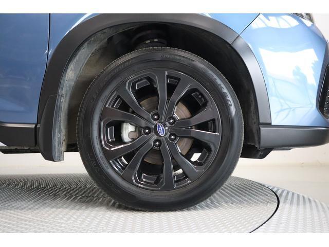 足元をスポーティーに演出する純正18インチアルミ！お洒落は足元からですね！4WD！ABS！VDC！