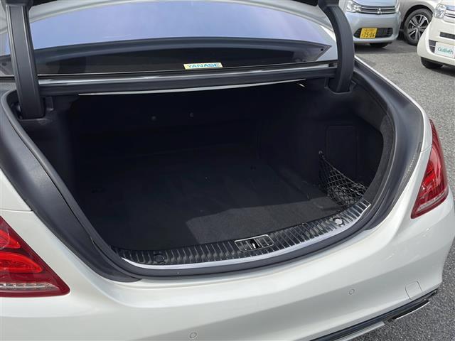【トランク】積み込みやすくて、たっぷり積める荷室です。シートアレンジできるものは、乗車人数と荷物の量や大きさによってシートを動かすことができるので、より快適なドライブが可能です！