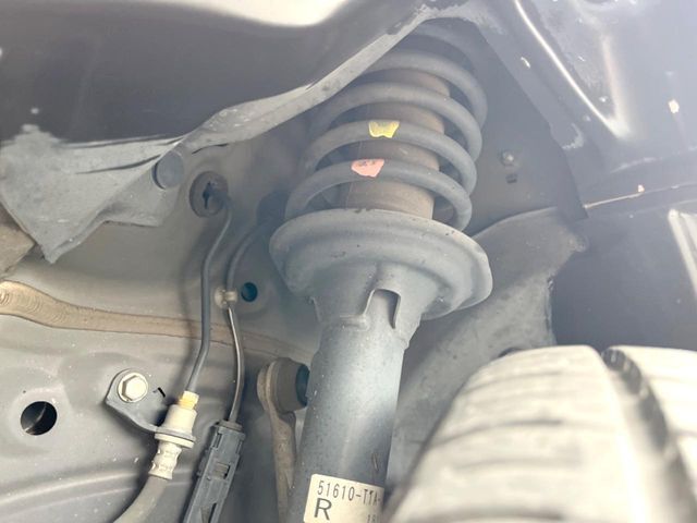 お車を安心してお乗りいただく為には、足回りの定期点検が欠かせません。サービスサポート（有償保証）では無料点検もご提供しており、安心のカーライフをお過ごしいただけるサポート体制が整っています。