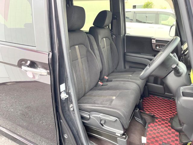 運転席まわりには十分なスペースがあり、大柄な方でもゆったり運転していただける環境です。