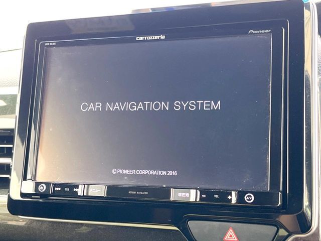 【大画面ナビ】人気の大型8インチナビを装備。存在感のある大画面はインパクト大！ナビ利用時のマップ表示は見やすく、テレビやDVDは臨場感がアップ！いつものドライブがグッと楽しくなります♪