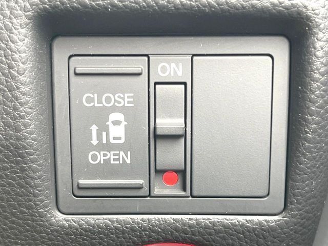 【パワースライドドア】スマートキーや運転席のスイッチでスライドドアの開閉が可能♪電動だから力を入れてドアを開ける必要が無く、小さいお子様でも、重い荷物を持っている時もラクに開け閉めできます♪