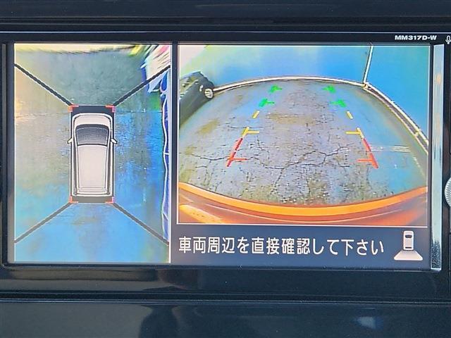 【全周囲型モニター】クルマを上空から見下ろしているかのように、直感的に周囲の状況を把握できる全方位型モニター。狭い場所での駐車でも周囲が映像で確認できます。もちろん後ろや側面の見難いところも安心♪