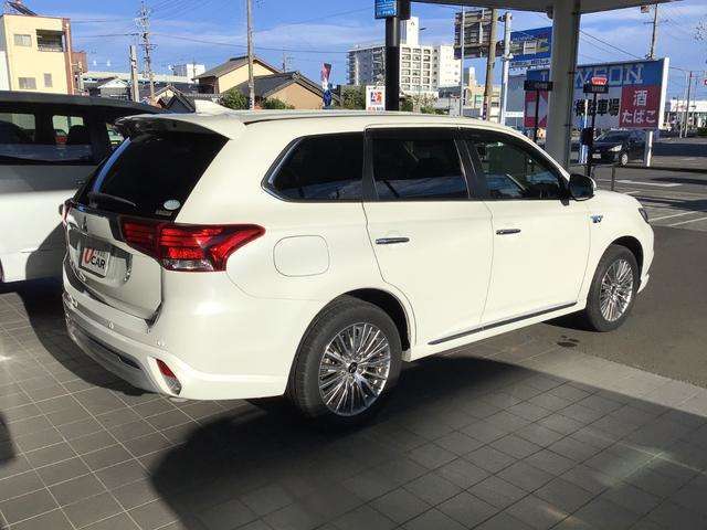 展示場裏側にも駐車スペースがございます。ショールーム前の駐車スペースが満車の際は、ご利用ください。