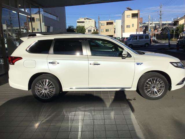 店舗駐車場は、屋根があり雨の中のご来店もご安心です♪