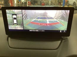 狭い場所での駐車やすれ違いなどでより的確な運転操作に役立つ360°ビューモニターが装備されています。