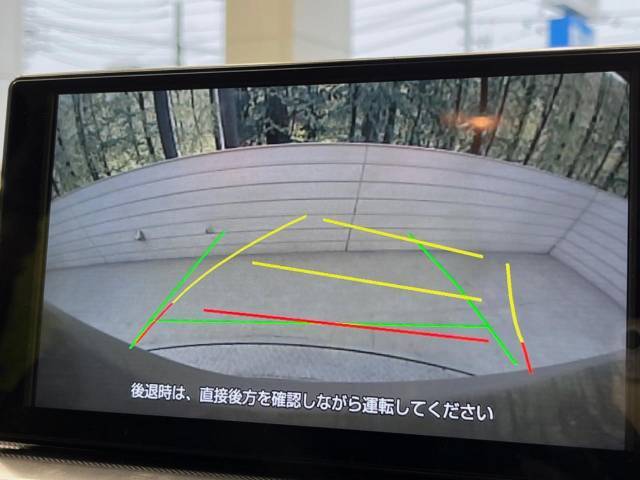 【バックカメラ】駐車時に後方がリアルタイム映像で確認できます。大型商業施設や立体駐車場での駐車時や、夜間のバック時に大活躍！運転スキルに関わらず、今や必須となった装備のひとつです！