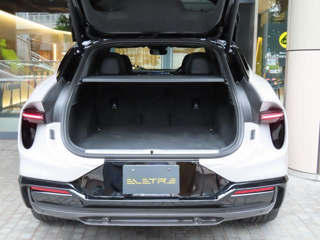 電動テールゲートのトランクルーム。ハンズフリーでの開閉が可能です。
