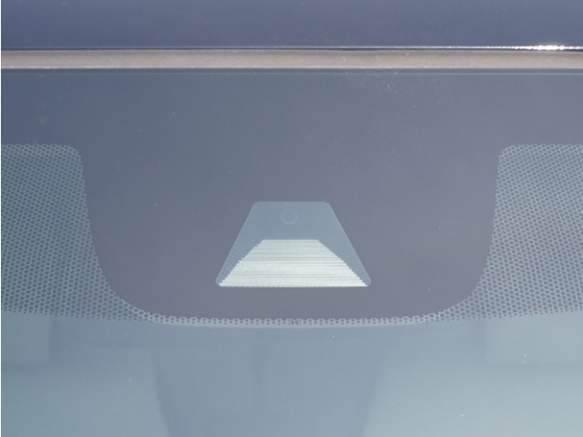 【ホンダセンシング】 「ミリ波レーダー」と「単眼カメラ」の異なる特性を持つ2つのセンサーなどにより、安心・快適な運転を支援します。