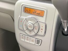 【オートエアコン】一度お好みの温度に設定すれば、車内の温度を検知し風量や温度を自動で調整。暑い…寒い…と何度もスイッチ操作をする必要はありません。快適な車内空間には必須の機能ですね♪