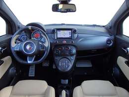 ベース車両はフィアット/500ですが、室内にはレザーとカーボンパネルを多く採用。　黒×ベージュを基調としたインテリアは、スポーティながらもマセラティの名にふさわしい優美で洒落た内装を演出しています。