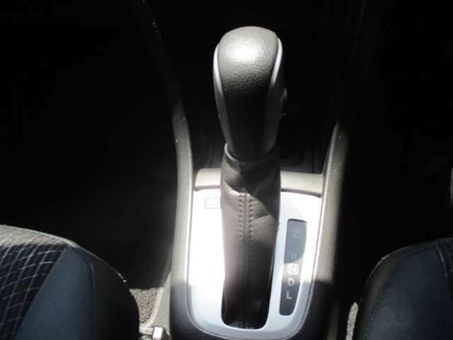 運転しやすいシフトレバーになっております！決まった方向に軽く動かすだけでシフトチェンジできるのでとても便利です！走行前には安全確認は必ずして下さい