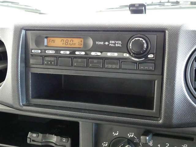 純正のAM/FMカーラジオを装備です。