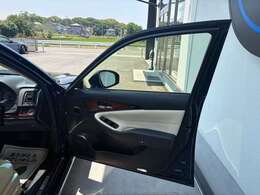 運転席のドアも目立つ傷はなく、非常に綺麗な車両となっております！！