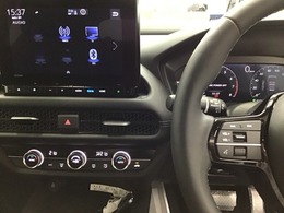 ホンダ純正メモリーナビ搭載なので、遠方へのドライブもお任せ下さい！ステアリング左手側にオーディオ関連のコントロールスイッチを配置しています。操作時は視線を逸らすことなく運転に集中できます