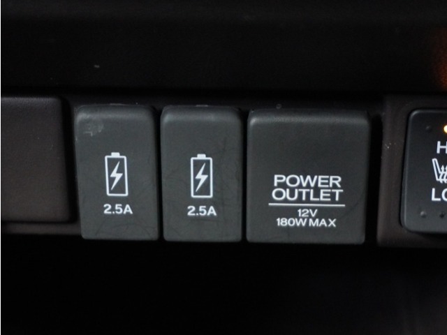 使いやすい場所にUSB充電端子を2か所装備。2.5A対応です、ここ重要！