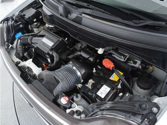 エンジンは車の心臓部分です。このエンジンルームが汚いとトラブルの基になります。当店は専用の液剤を使って徹底的に綺麗にします。