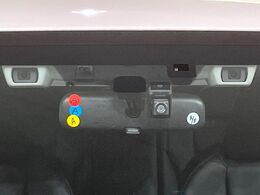 【アイサイトVer3】前方の車両等を検知し、衝突しそうな時は警報で注意を促し、ブレーキを踏む力をサポート。ブレーキを踏めなかった場合は衝突被害軽減ブレーキが作動、衝突回避をサポートします。