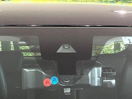 【インテリジェントエマージェンシーブレーキ】フロントカメラで前方の車両や歩行者を検知。衝突しそうな時は衝突被害軽減ブレーキが作動、衝突回避をサポート。より安全にドライブをお楽しみいただけます。