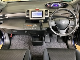 車内は光触媒抗菌消臭施工済です。インパネ周りはスタイリッシュなデザインです。グローブボックスやカップホルダーのほかにトレーなどたくさんの収納スペースが付いています。