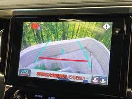 【バックカメラ】駐車時に後方がリアルタイム映像で確認できます。大型商業施設や立体駐車場での駐車時や、夜間のバック時に大活躍！運転スキルに関わらず、今や必須となった装備のひとつです！