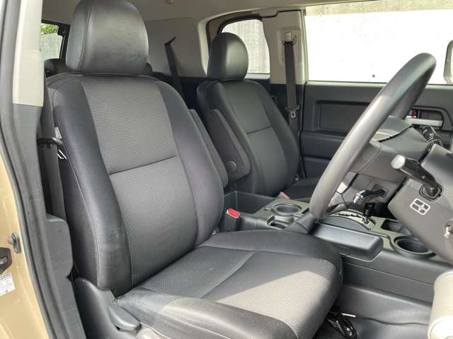 【運転席】気になるシミ、汚れもなく良好なコンディションです。