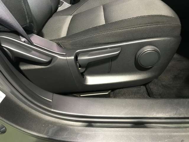 運転席は座面の上下調整ができ適切なドライビングポジションで運転できますよ♪