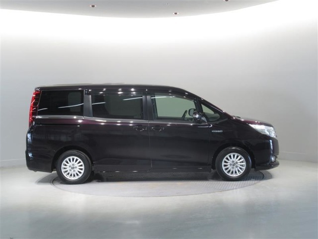 両側パワースライドドア付きだから、狭い駐車スペースなどでの 乗り降りラクラク！小さなお子さまのいるご家庭には嬉しい装備。