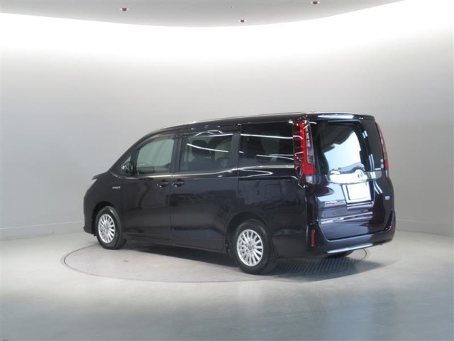 ご覧の車両以外にも多数のU-Carを展示販売しております。