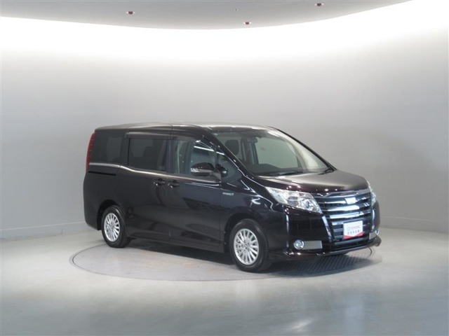 広々とした車内空間に優れた燃費性能。更にデザインも上質で人気のお車です！