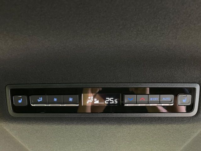 【シートヒーター】寒い日に重宝するシートヒーター！エアコンより早く温まってくれるので寒がりの人も安心ですね♪エアコンの温風は乾燥するから苦手、という方にもをおすすめです。