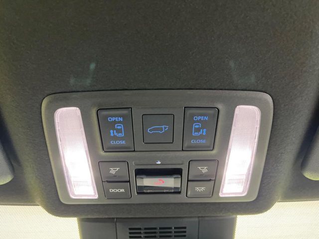 【両側電動スライドドア/電動バックドア】運転席/助手席側とも電動スライドドアを装備。お子様の乗降りやお買い物の荷物の積み降ろしにも便利！さらに挟みこみ防止機構付きで安心です。