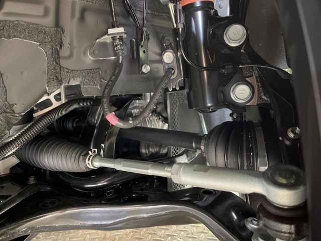 お車を安心してお乗りいただく為には、足回りの定期点検が欠かせません。サービスサポート（有償保証）では無料点検もご提供しており、安心のカーライフをお過ごしいただけるサポート体制が整っています。