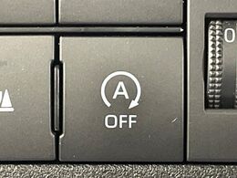 【アイドリングストップ】赤信号や渋滞で停車した際にエンジンを停止し、無駄な燃料の消費を抑えます。燃費向上や環境保護につなげる機能♪エンジンはブレーキを離せば再始動します。