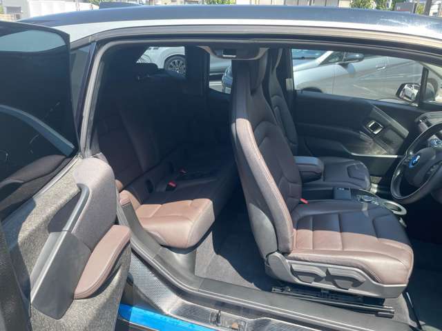 運転席は広々としており、窮屈さを感じることなく快適に運転できます。また、シートリフターが装備されているので、自分の視線に合わせてシートの高さを調整することができます。
