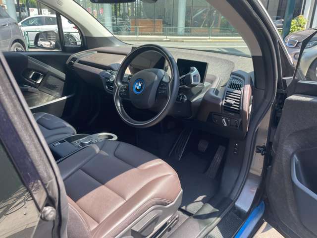 運転席は広々としており、窮屈さを感じることなく快適に運転できます。また、シートリフターが装備されているので、自分の視線に合わせてシートの高さを調整することができます。