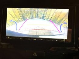 【バックカメラ】駐車時に後方がリアルタイム映像で確認できます。大型商業施設や立体駐車場での駐車時や、夜間のバック時に大活躍！運転スキルに関わらず、今や必須となった装備のひとつです！