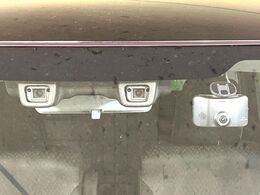 【三菱e-Assist】走行中に前方の車両等を認識し、衝突しそうな時は警報とブレーキで衝突回避と被害軽減をアシスト。より安全にドライブをお楽しみいただけます。