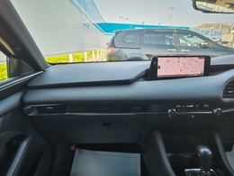 横方向にすっきりと広がるダッシュボードが運転席との造形的なつながりを表現し、助手席のパートナーへ心地よい開放感と安心感を演出しています。
