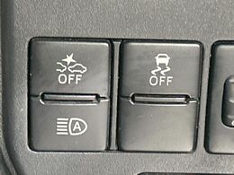 【横滑り防止装置】車両の横滑りを感知すると、自動的に車両の進行方向を保つように車両を制御します。雨の日など滑りやすい路面状況でも安全な運転が可能です。