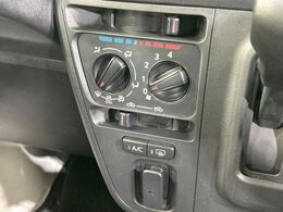 寒い冬も暑い夏も全席に快適な空調を届けてくれる、ダイヤル式エアコンを装備♪