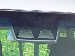 【スマートアシスト】走行中に前方の車両等を認識し、衝突しそうな時は警報とブレーキで衝突回避と被害軽減をアシスト。より安全にドライブをお楽しみいただけます。