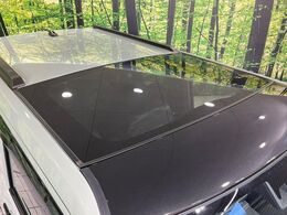 【ガラスルーフ】ガラスルーフ搭載で車内の解放感が一気にアップ！開放的なドライブをお楽しみいただけます。